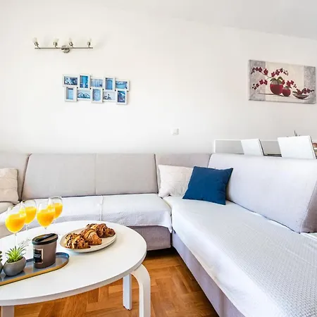 Sara - Garage Included