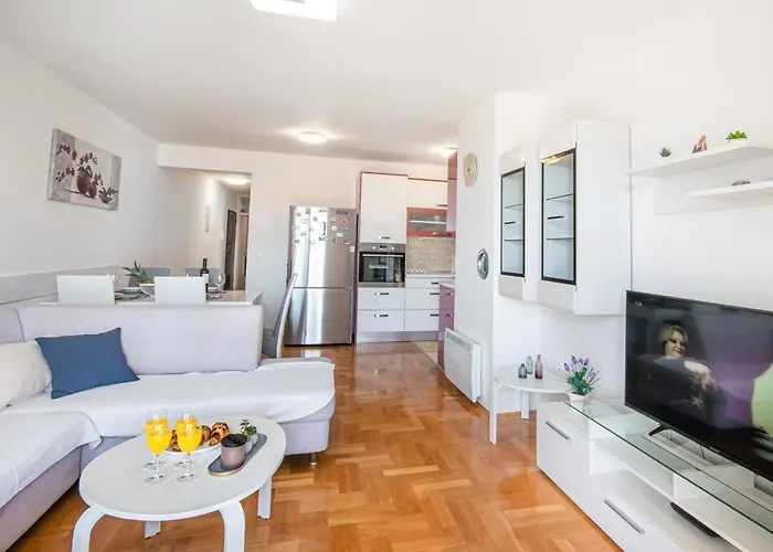 Sara - Garage Included Lejlighed Makarska