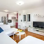 Sara - Garage Included Apartment Makarska
