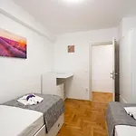 Sara - Garage Included Apartment