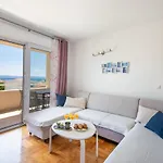 Sara - Garage Included Apartment Makarska