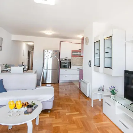 Sara - Garage Included Apartment Makarska