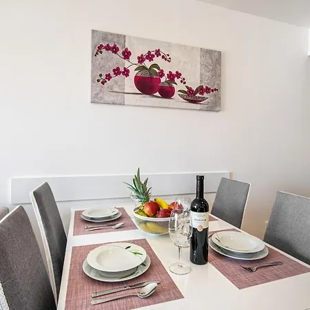 דירה Sara - Garage Included