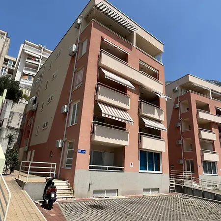 Sara - Garage Included מאקרסקה