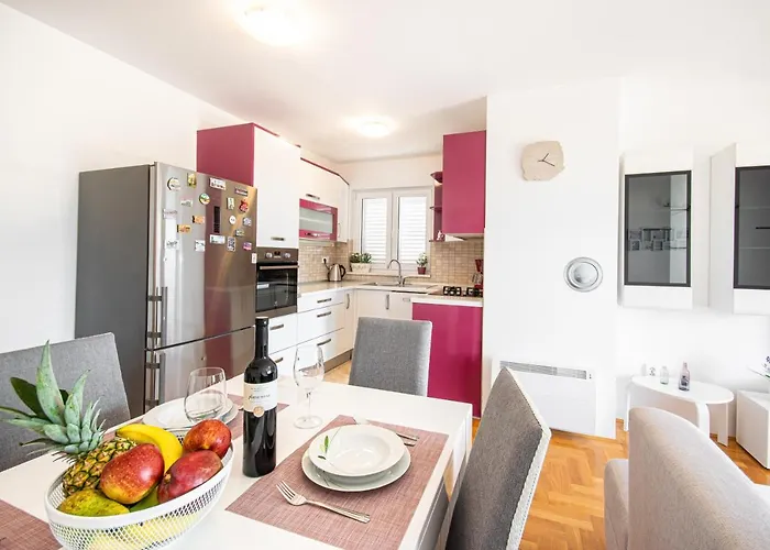 Sara - Garage Included *