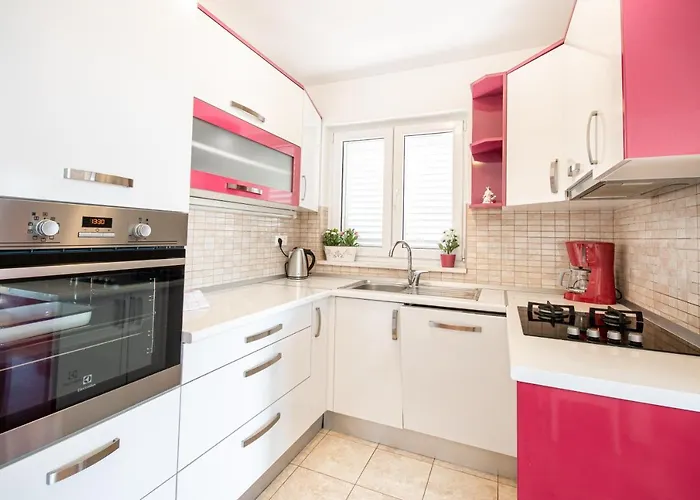 Sara - Garage Included מאקרסקה