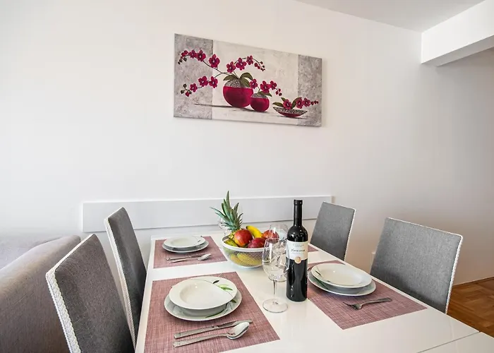 דירה Sara - Garage Included