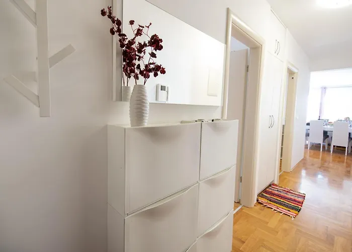 דירה Sara - Garage Included *