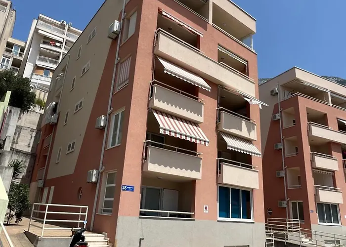 Sara - Garage Included מאקרסקה